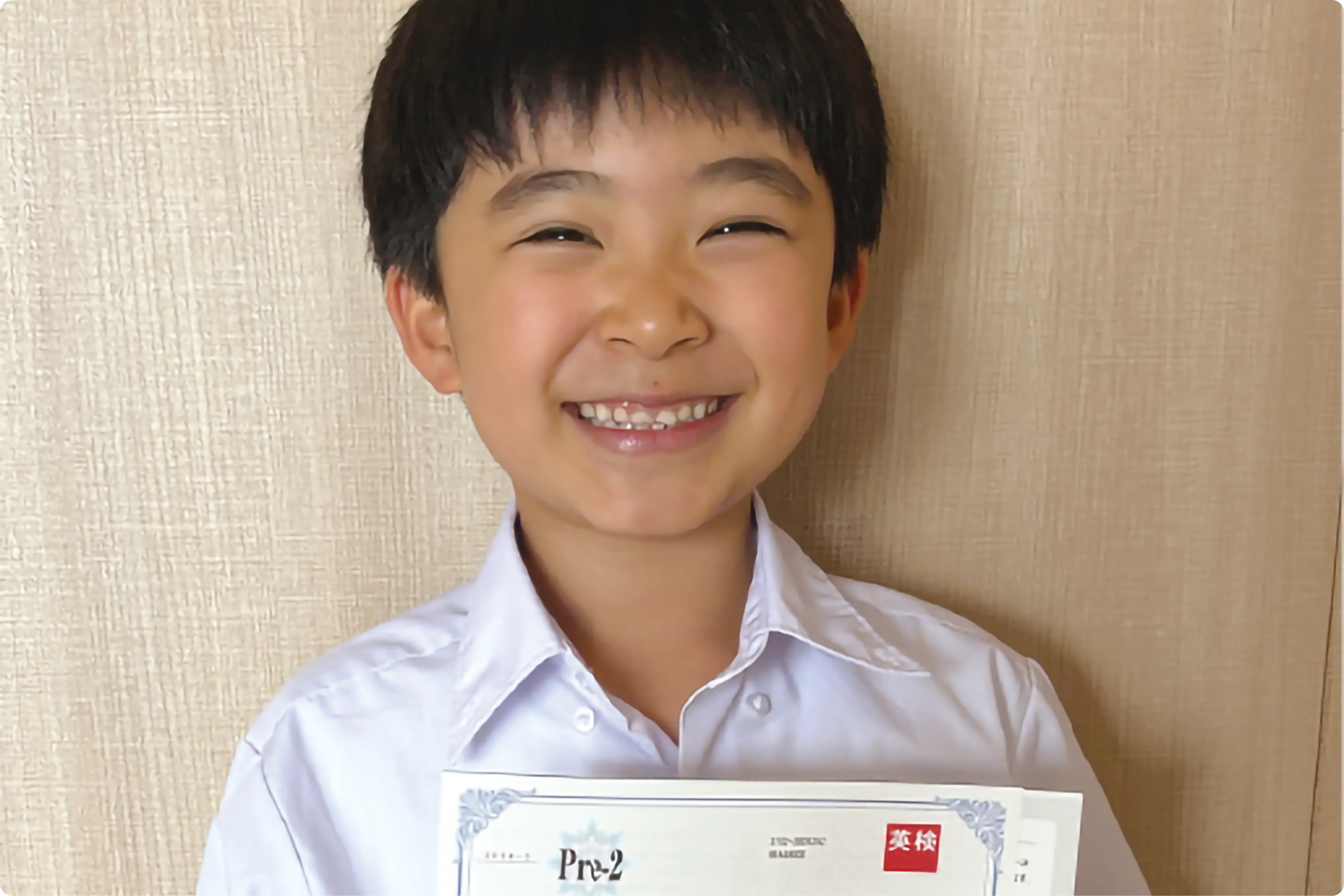 4歳・1歳の兄弟と保護者の写真