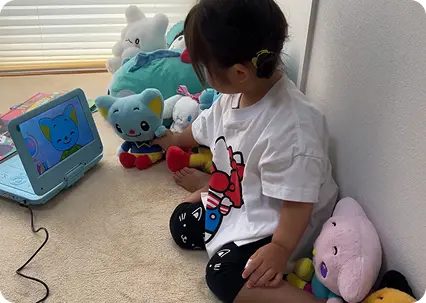 教材を読んでいる子供