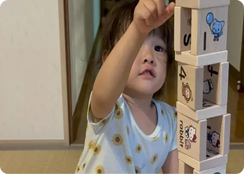 カードを持つ子供