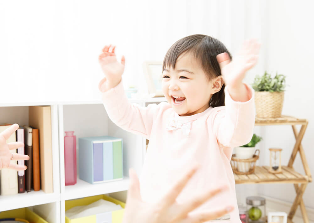 遊戯中の赤ちゃん イメージ