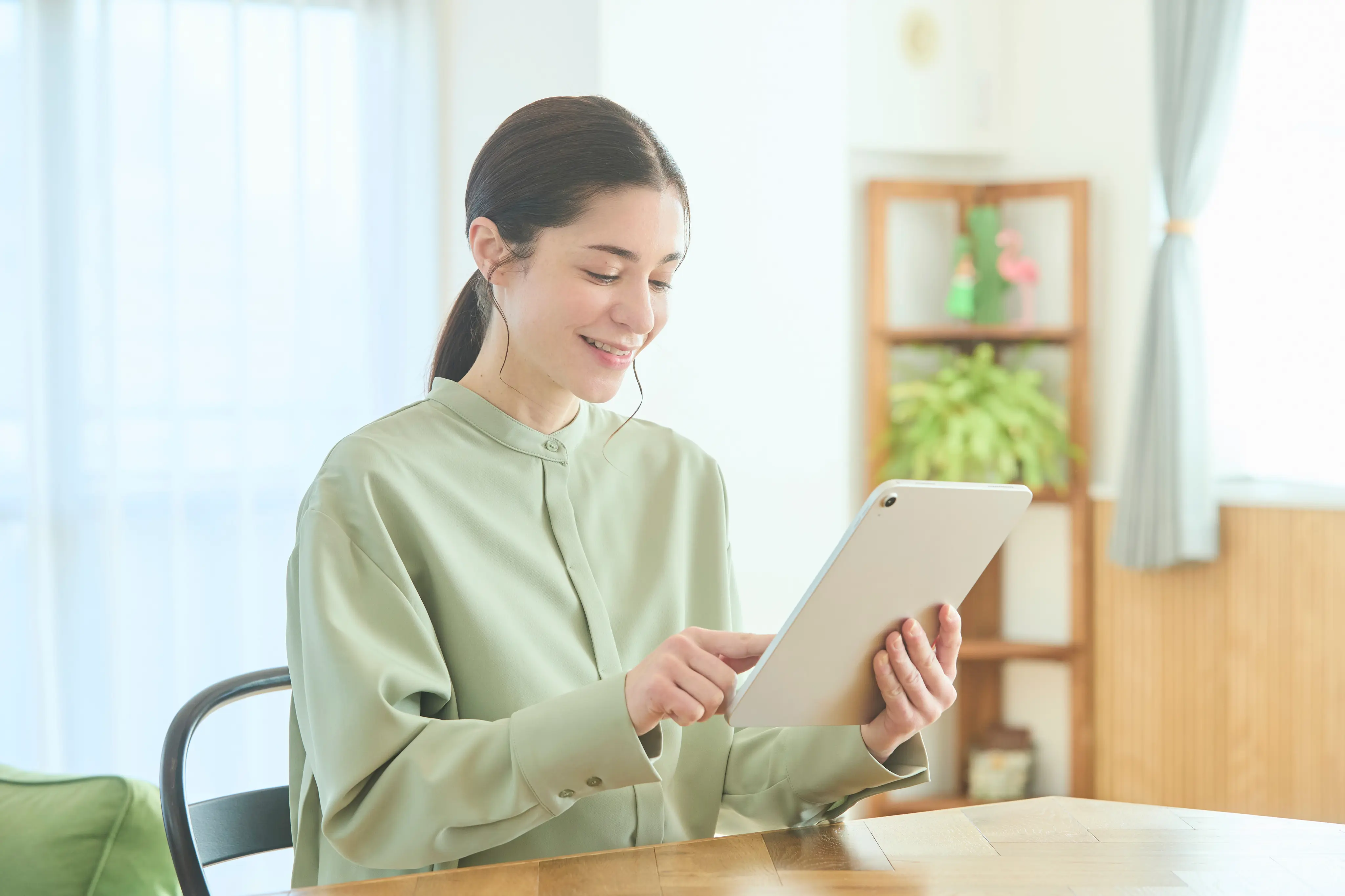 学習記録を確認する母親