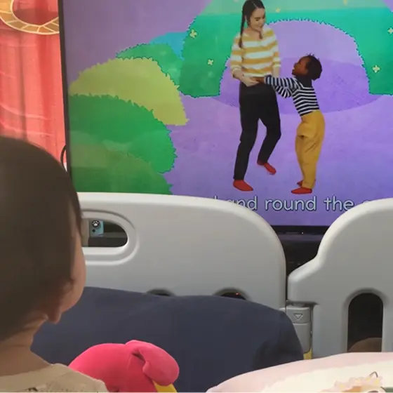 動画を試聴するこども イメージ