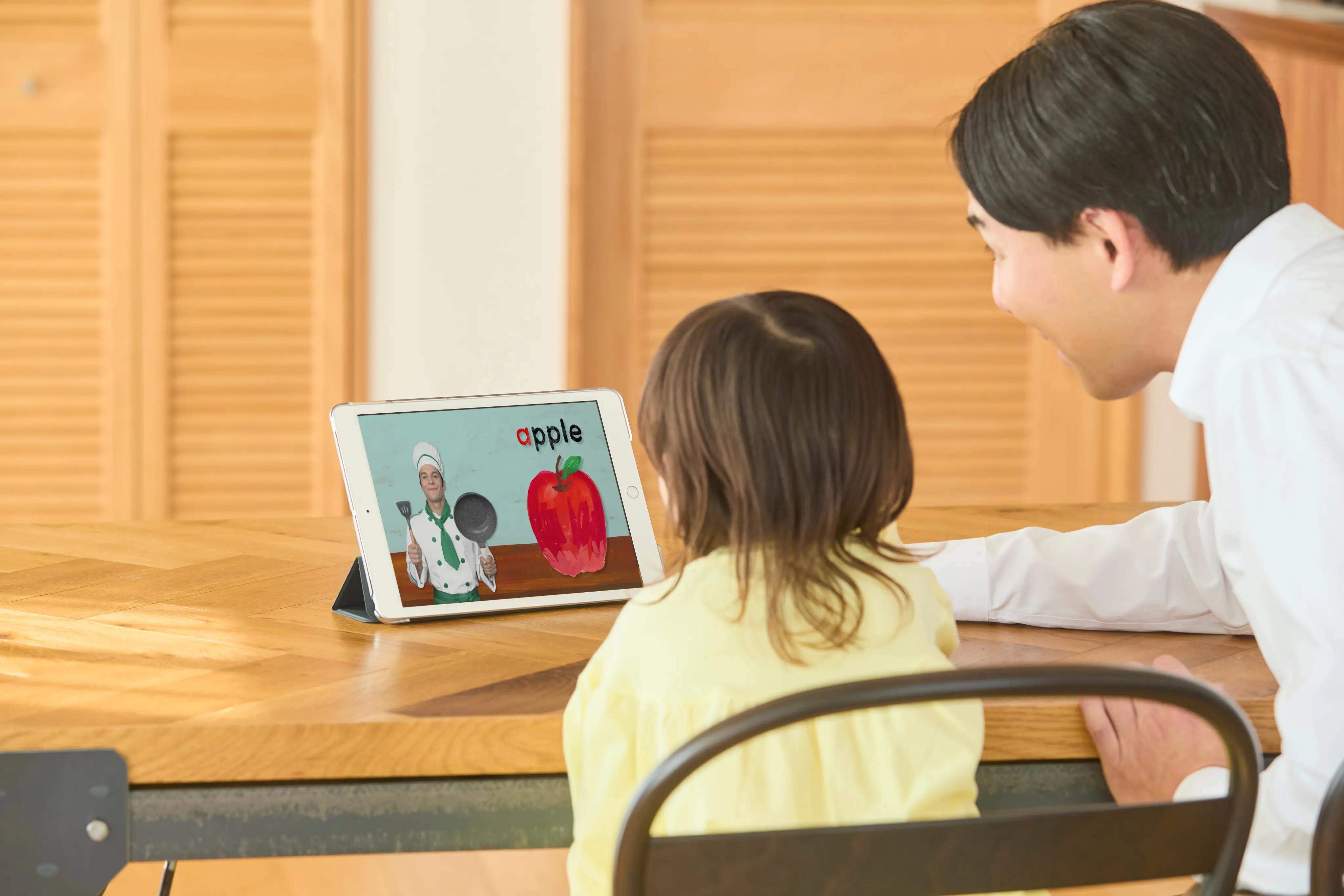 動画で英語学習する親子