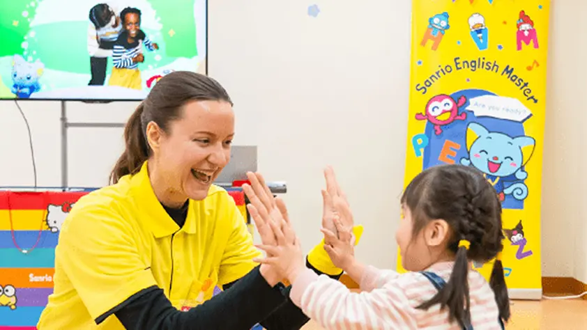 ワークショップを楽しむ講師と子ども