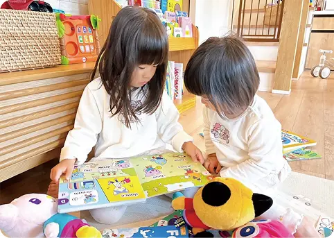 本を読む子供達