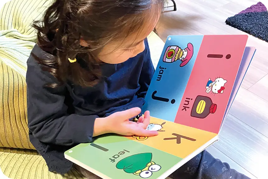 お子さまが一人で学習しているイメージ