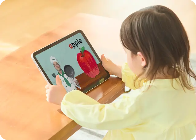 教材を読んでいる子供