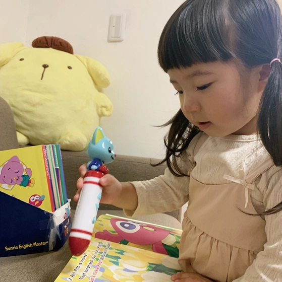 英語学習教材を使用するこども イメージ