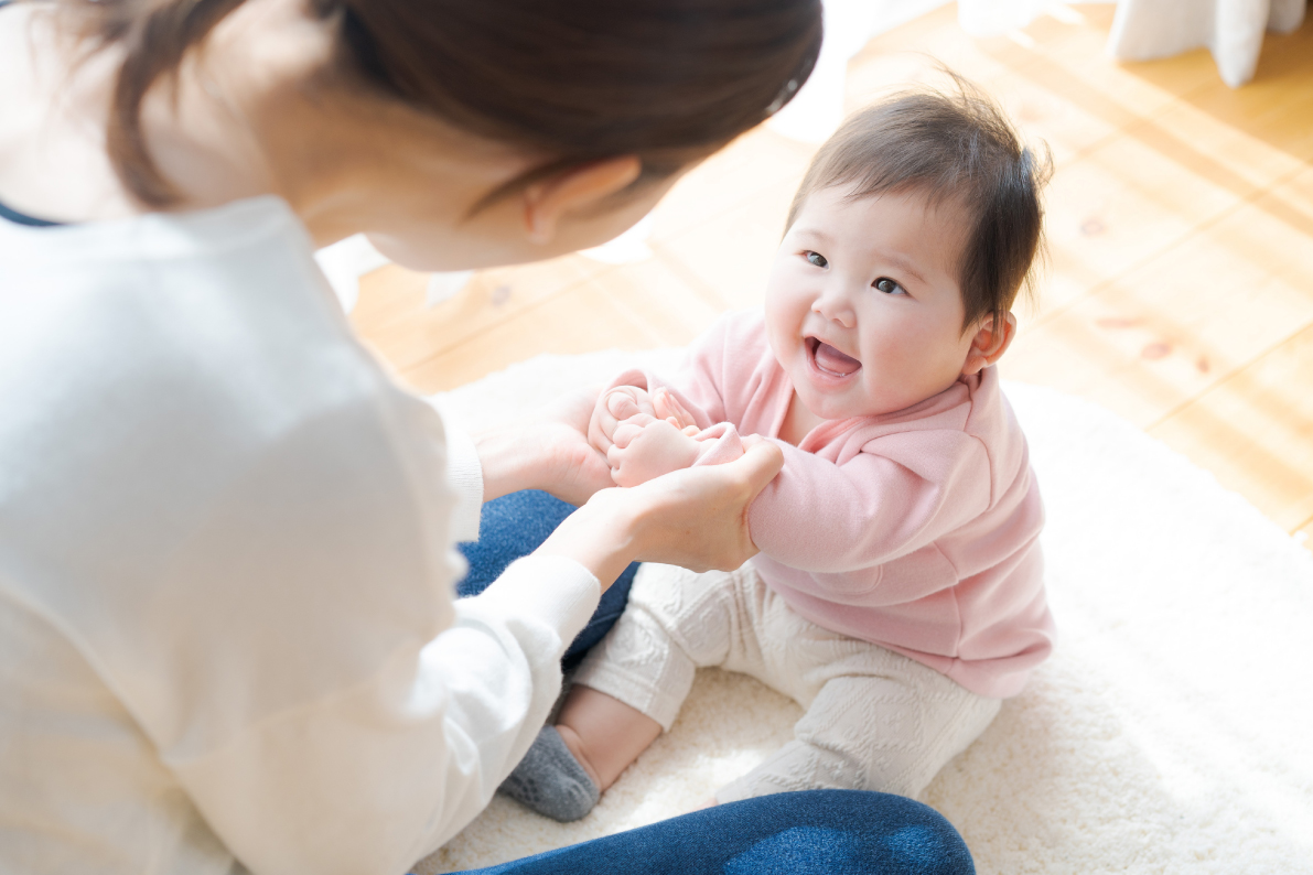 ものを掴んだり、周囲とのふれあいが増える時期