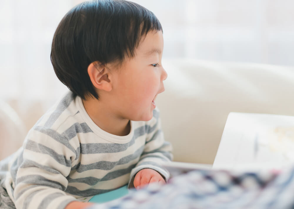 読書中の子供 イメージ
