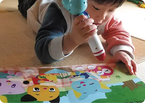 ペンを持つ子供