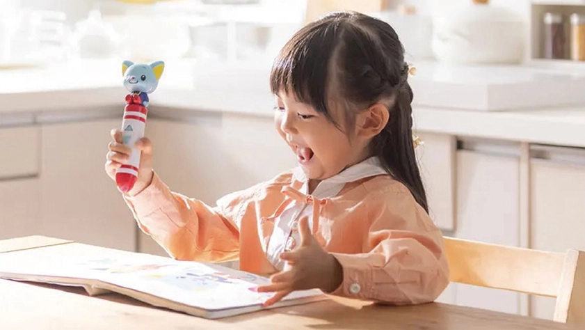 英語学習教材を使用するこども イメージ